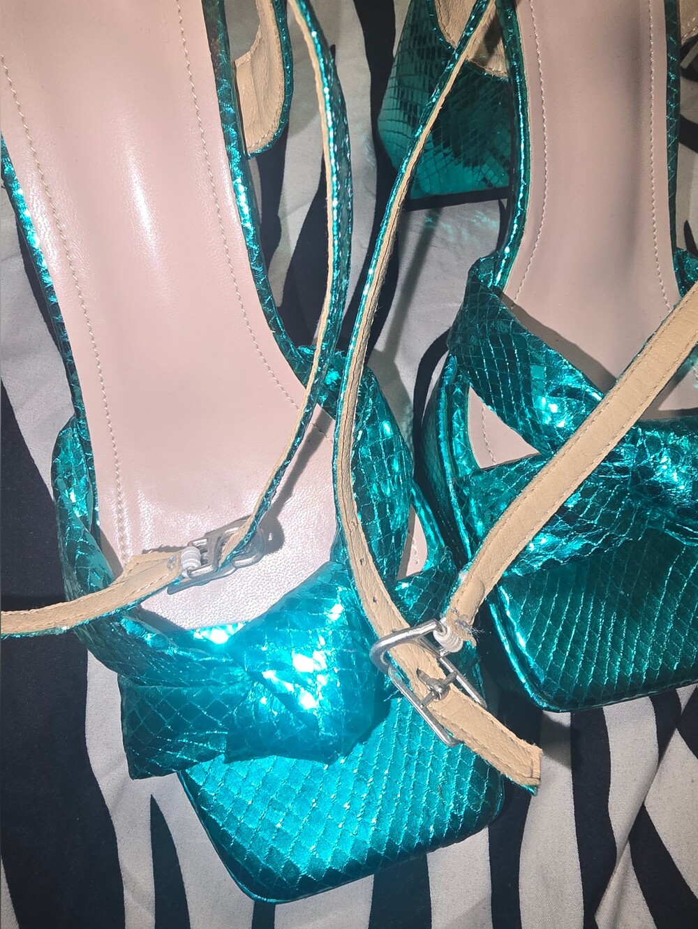 Metallic Teal Women’s Mini Handbag and Heels Set - Picture 3 of 10